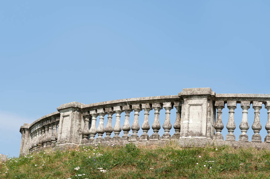 在古城風(fēng)貌保護(hù)；在Peterhof的公園