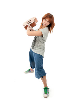 女孩砸了一把吉他