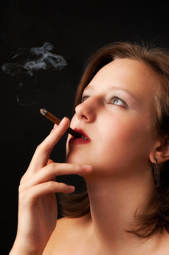 美麗的女人抽香煙