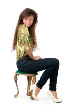 坐在椅子上的一個(gè)年輕女人的肖像