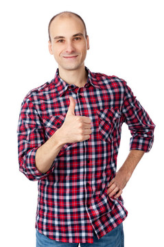 穿著襯衫的男人露出了大拇指