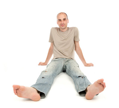 輕松的男人坐在地板上