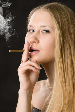 年輕可愛的女人；吸煙香煙