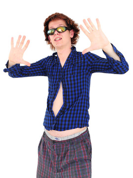 年輕人用滑稽的頭發(fā)和衣服冒充明星