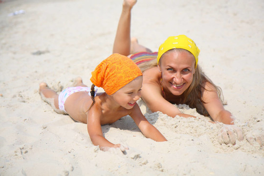 小女孩和妈妈在海滩上