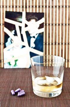 酒精和藥丸