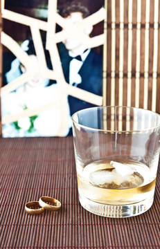 酒精和結(jié)婚戒指的玻璃