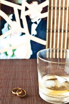 酒精和結婚戒指的玻璃