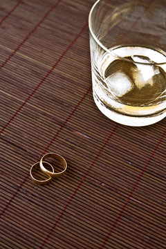 酒精和結(jié)婚戒指的玻璃