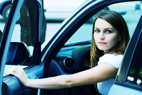 車里的年輕女人