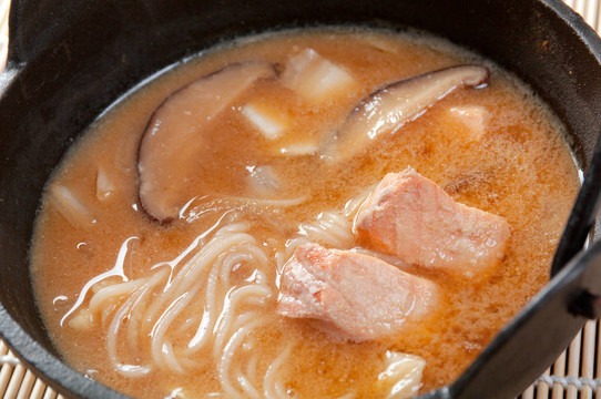 鮭魚(yú)面條湯