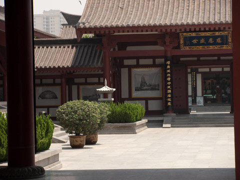 院子里的中華寺