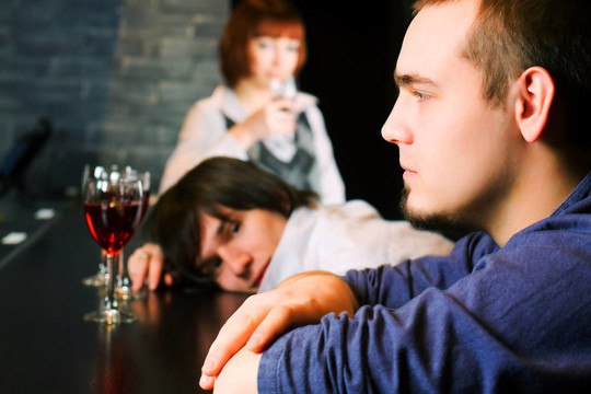 年輕人在酒吧里放松
