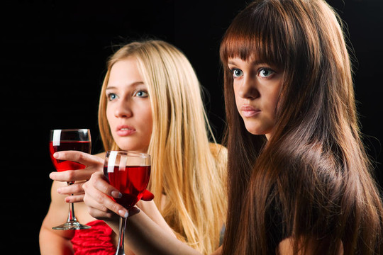 兩個(gè)年輕的女人在一個(gè)酒吧