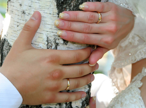 新郎和新娘的結(jié)婚戒指