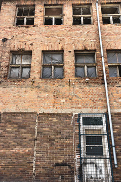廢棄工業(yè)建筑用磚墻的角度拍攝