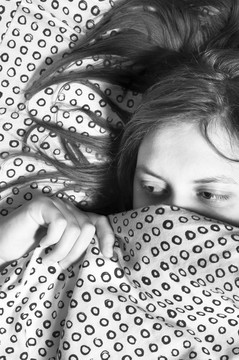 女孩害怕在毯子下的東西