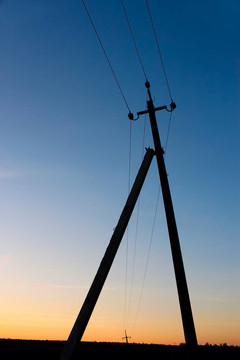 日落后的電柱