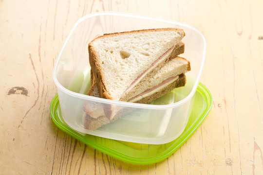 塑料盒中的火腿三明治