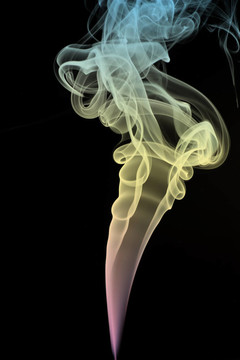 黑色背景上的彩色煙霧