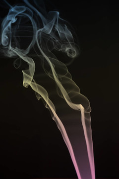 黑色背景上的彩色煙霧
