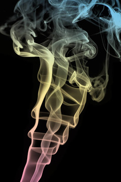 黑色背景上的彩色煙霧