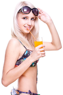 穿著泳衣的美女帶著一杯果汁