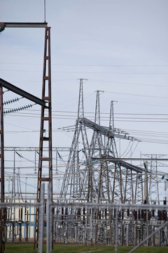 與塔和輸電線路發(fā)電站。