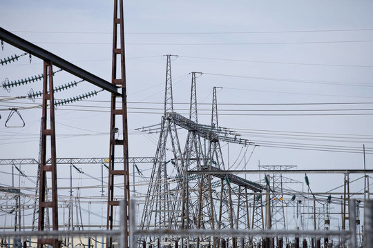 與塔和輸電線路發(fā)電站。
