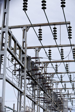與塔和輸電線路發(fā)電站。