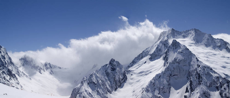 全景高加索山脈。棟巴伊滑雪勝地。