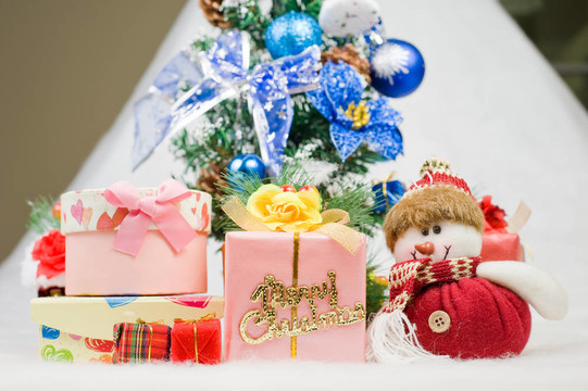 圣誕禮物在圣誕樹前問(wèn)候Santa