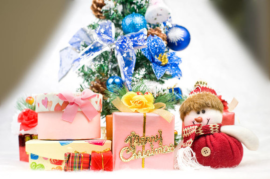 圣誕樹和雪山前送圣誕禮物給Santa