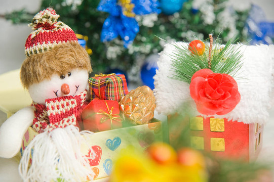 圣誕禮物在圣誕樹前問(wèn)候Santa