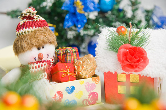圣誕禮物在圣誕樹前問(wèn)候Santa