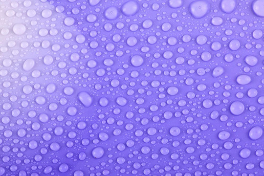 水滴在紫羅蘭色的紙上