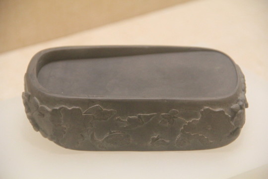 長(zhǎng)條的硯臺(tái)