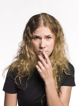 一個(gè)手指在她嘴上的女人的肖像