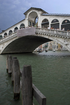 在威尼斯橋Ponte di Rialtol