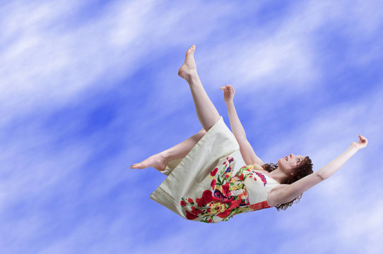 女人從天空墜落