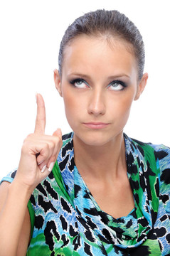 穿綠衣服的女人向上舉手指