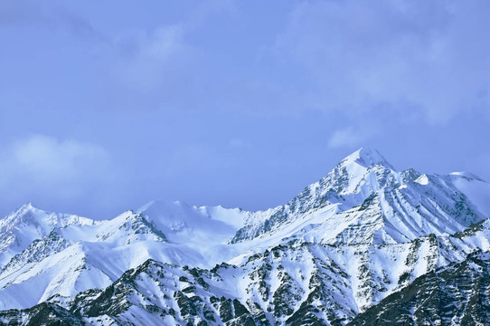 高山之巔；被雪覆蓋。印度。