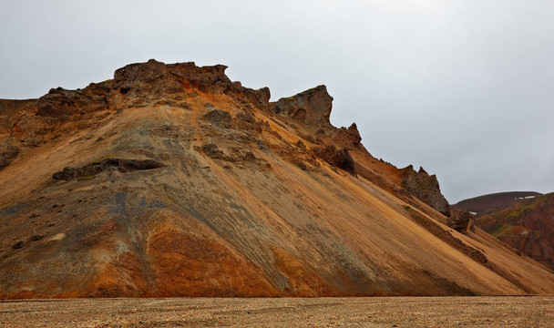 五彩的流紋巖山脈在Landmannalaugar