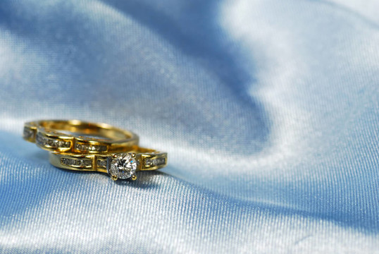 帶結(jié)婚戒指的鉆石戒指
