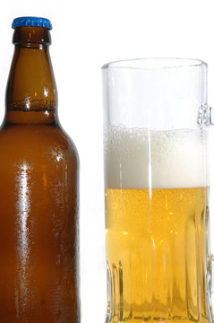 啤酒瓶和杯