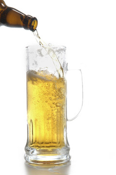 啤酒瓶和杯