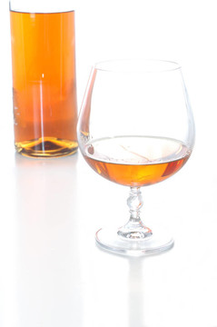 白蘭地酒的瓶子和玻璃杯