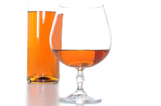 白蘭地酒的瓶子和玻璃杯