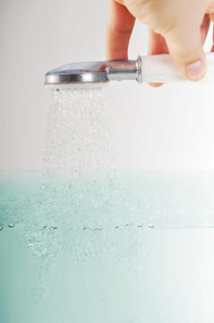 水中有許多氣泡