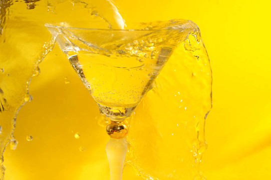 雞尾酒杯里的水